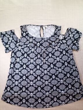Cato Black & White Cold-Shoulder Medallion Tunic